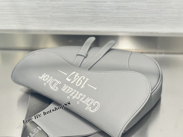Dior專櫃2022新款男包 刺繡“Christian Dior 1947”迪奧馬鞍包胸包挎包 fkd1724